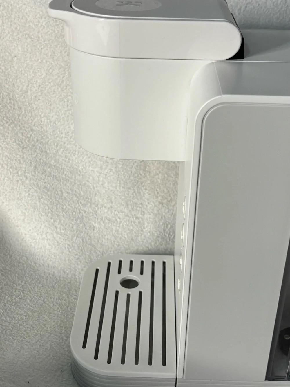 Keurig White Single-Serve Coffee Maker with Blue Indicator Lights